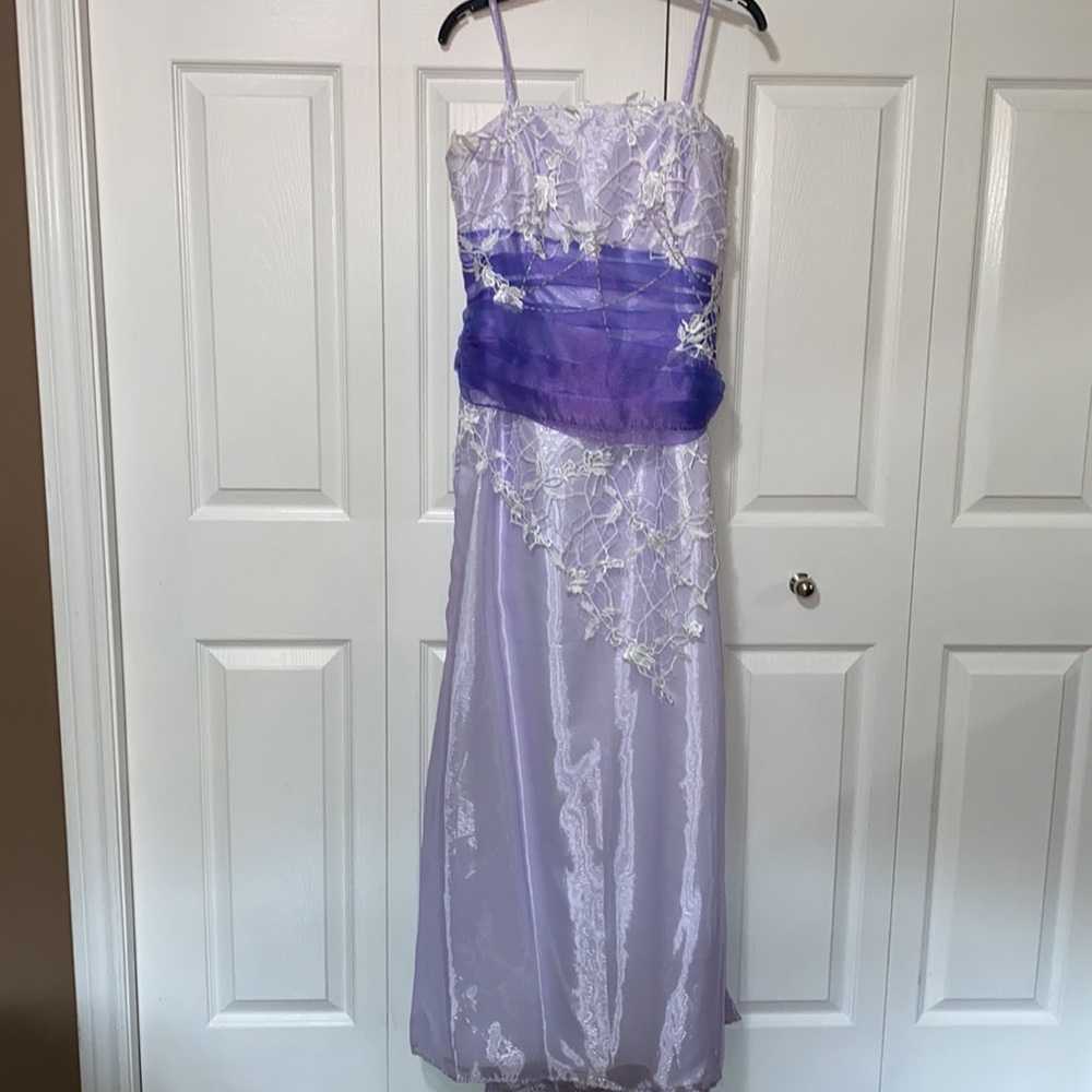 Beautiful dress - Picture 2 of 5